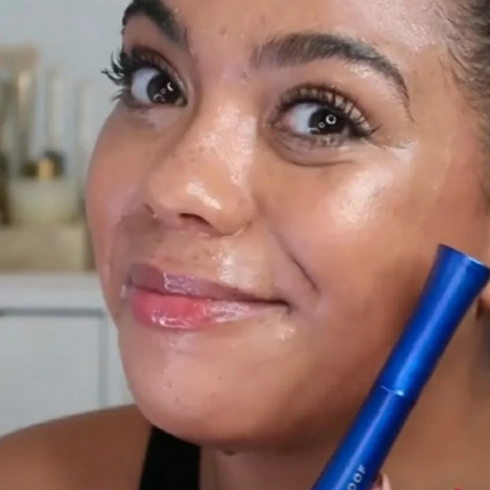 IT COSMETICS SUPERHERO VOLUMIZING WATERPROOF MASCARA.